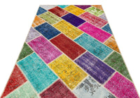 Mehrfarbiger handgeknüpfter Wollteppich mit geometrischem Muster 157x234 cm