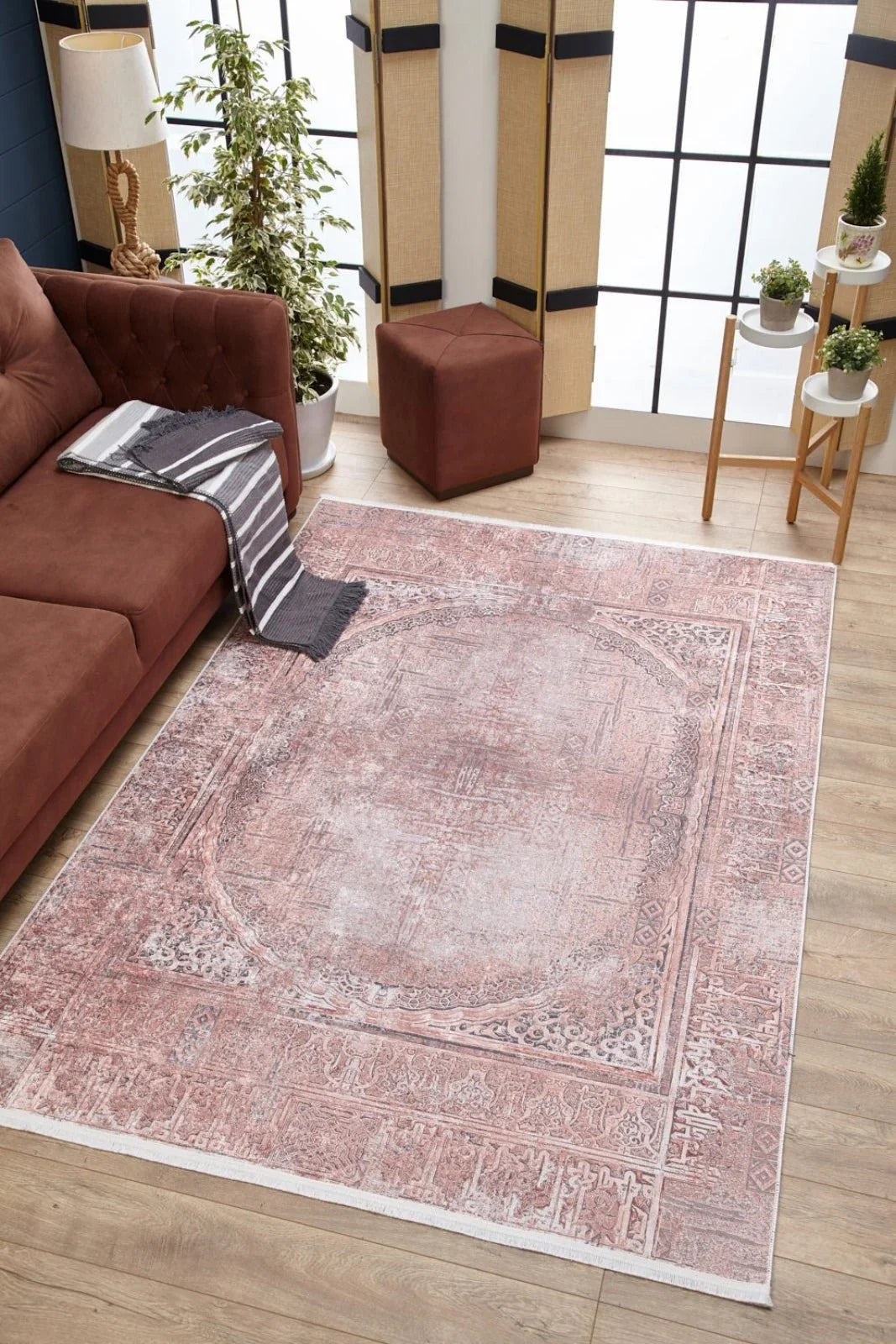 Pembe madalyon desenli modern salon halısı modeli