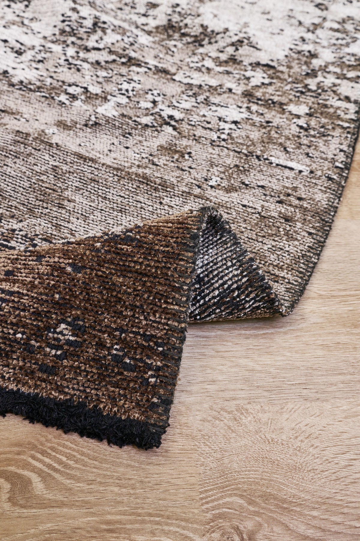 Tavle Gri Kahverengi Soyut Desenli Modern Makine Halısı – kenar detayı