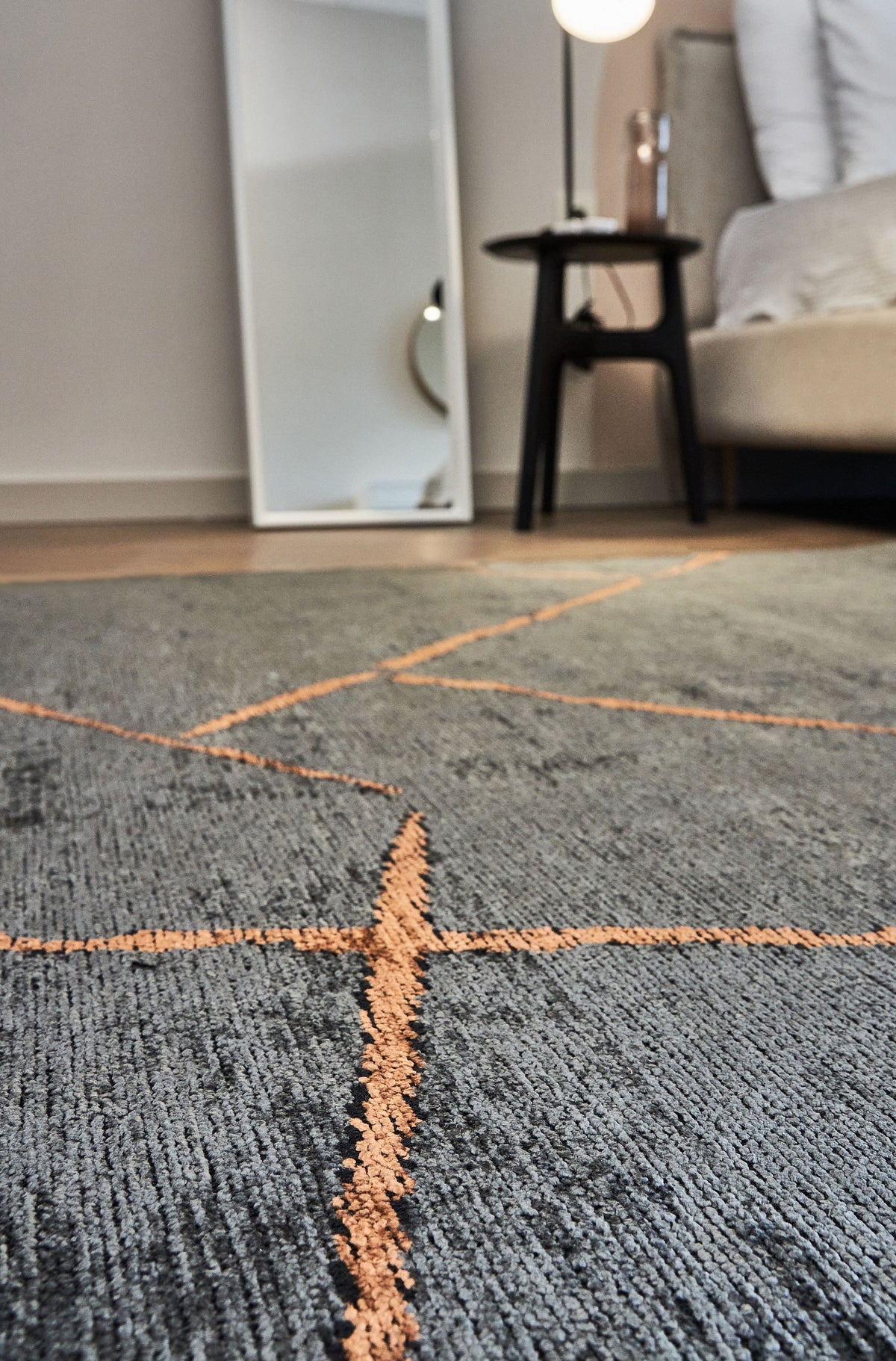 Sovra Antrasit Bakır Geometrik Desenli Makine Halısı – kenar detayı