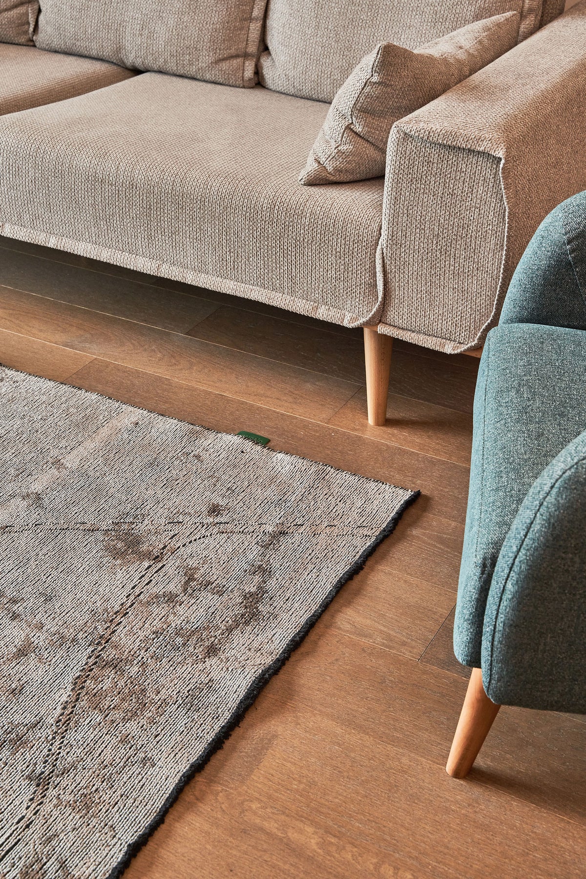 Sovra Gri Bej Soyut Desenli Modern Makine Halısı – kenar detayı