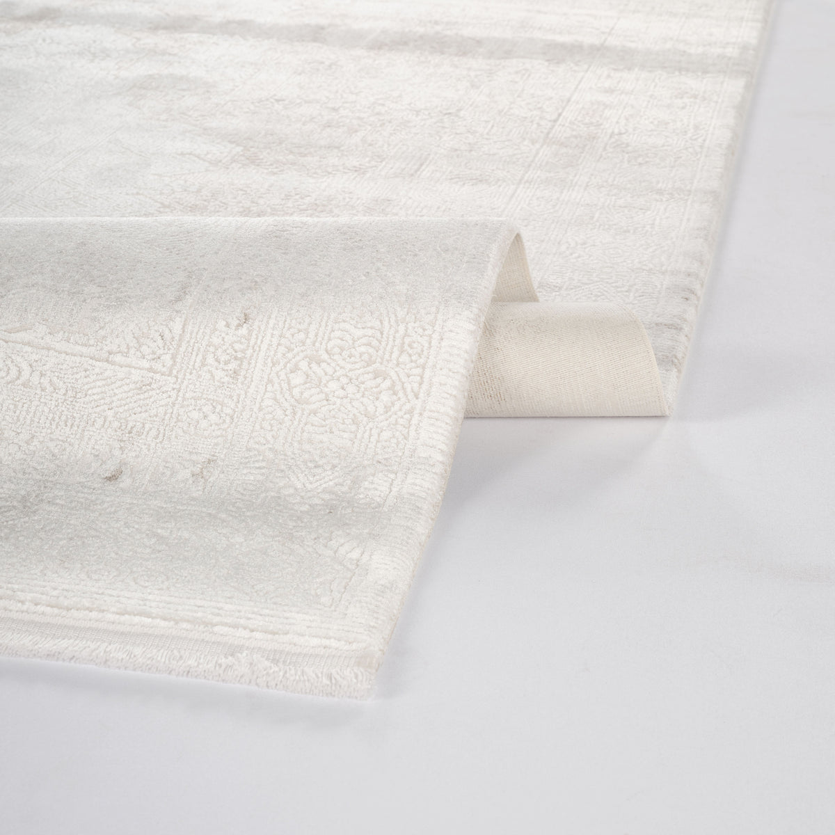 Nivra Tapis blanc et beige moderne à motif abstrait, tissé à la machine – gros plan texture