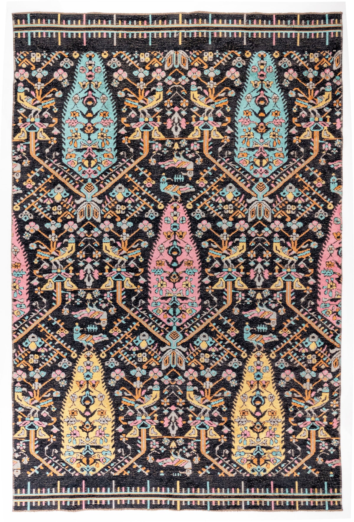 Flura Siyah Pembe Çiçekli Klasik Makine Halısı – detay görünümü