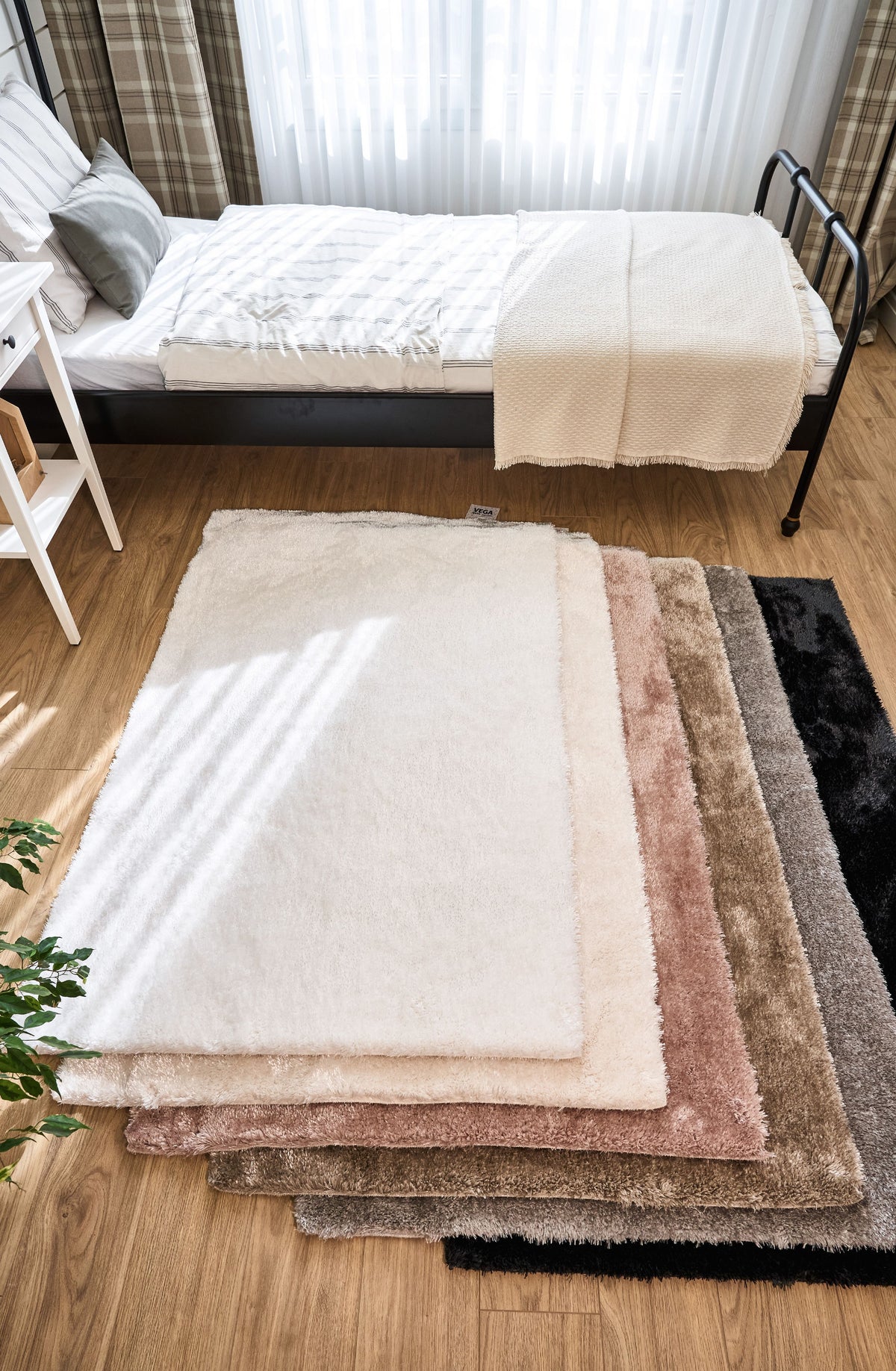 Zinora Saf Beyaz Düz Desenli Modern Makine Halısı