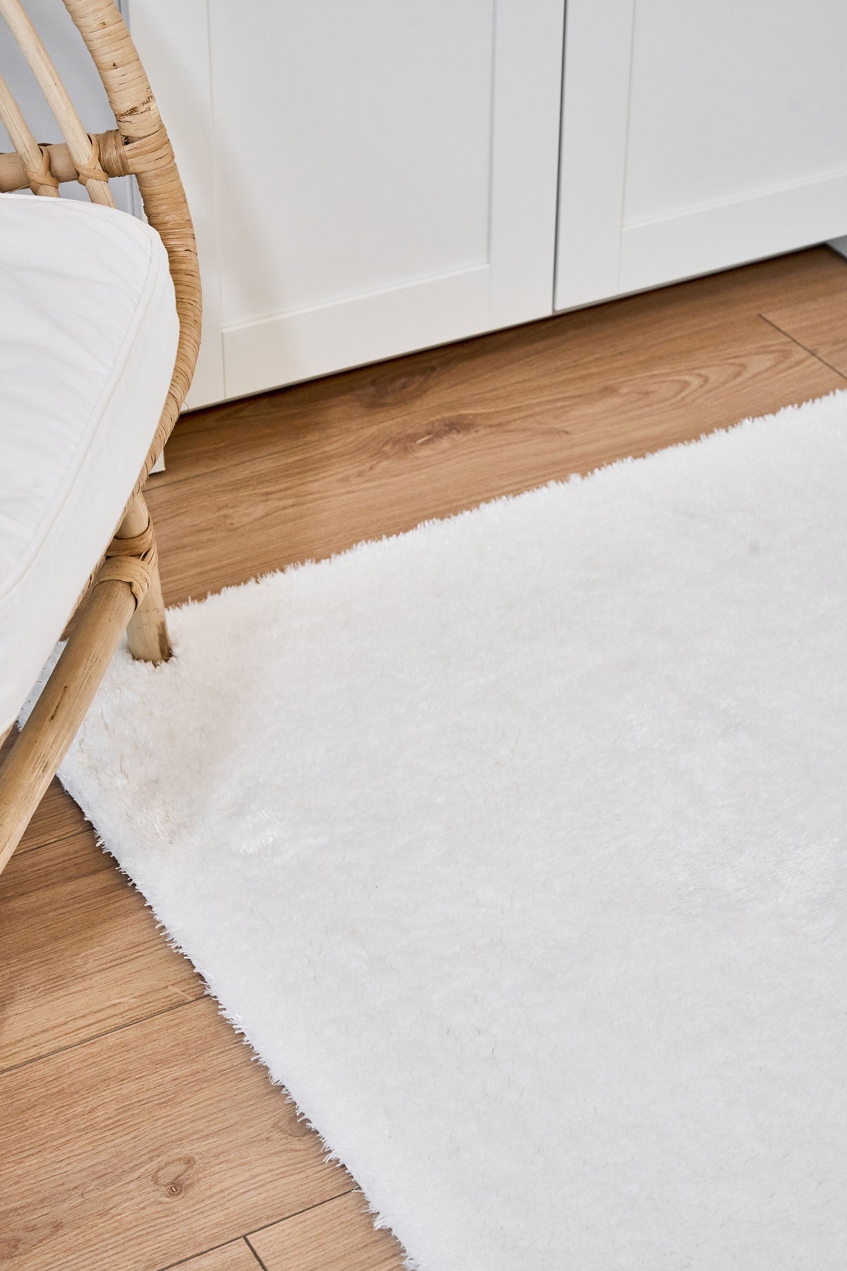 Zinora Saf Beyaz Düz Desenli Modern Makine Halısı