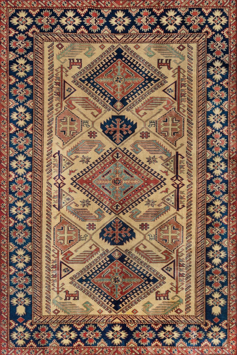 Teppich Beige mit geometrischem Muster in Marineblau – im Wohnzimmer