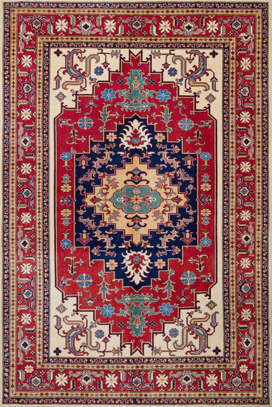 Roter Orientteppich mit Medaillon in Marineblau – im Wohnzimmer