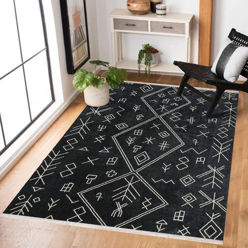 Siyah Etnik Modern Etnik Desenli Halı  | Makinada Yıkanabilir | Hav Toz Vermez | Leke Tutmayan | Kaymaz Taban | Dijital Makine Baskı | Salon Yolluk Mutfak Halısı