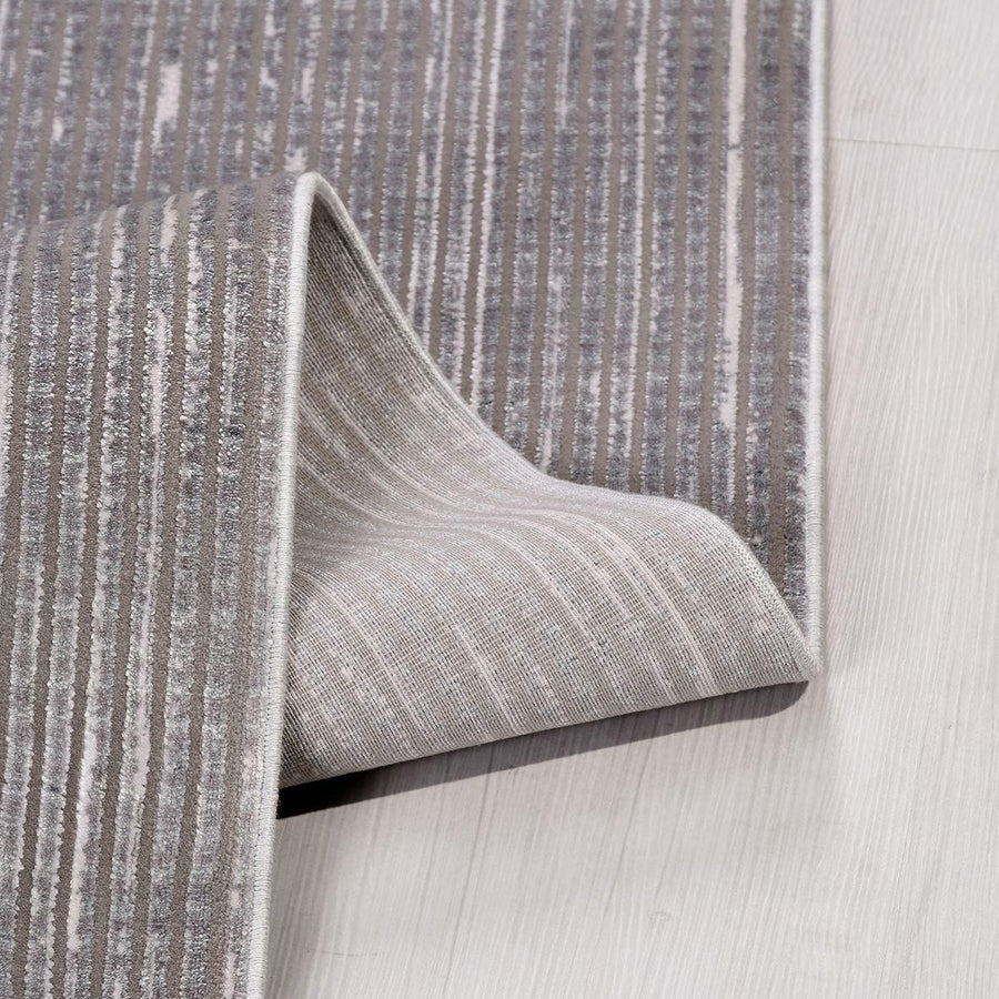 Moderner Teppich in Anthrazit-Grau mit geometrischem Muster – im Wohnzimmer