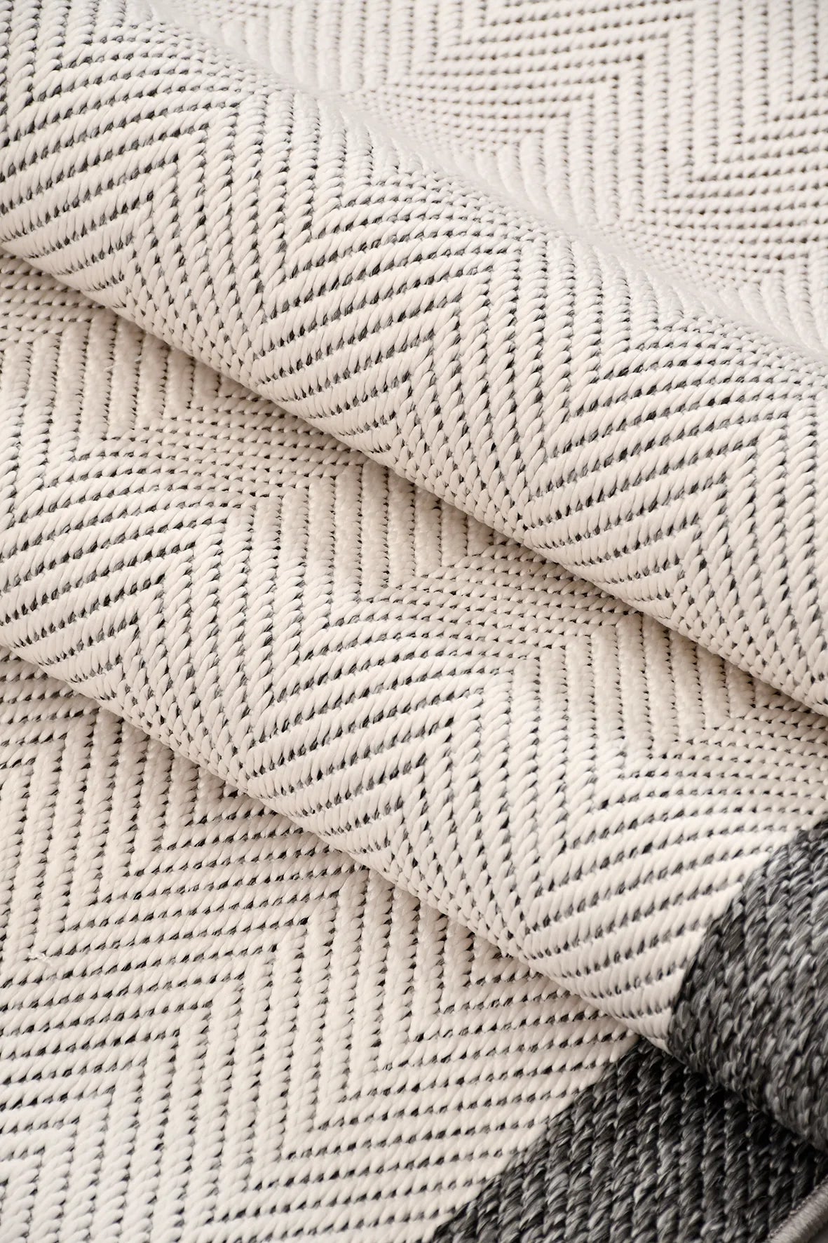 Kamvi Beyaz Gri Geometrik Desenli Modern Salon Halısı – doku yakın çekim