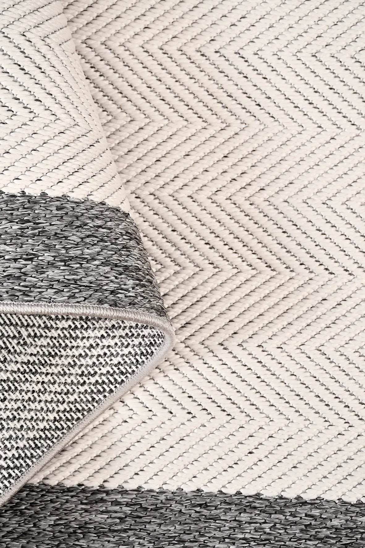 Kamvi Beyaz Gri Geometrik Desenli Modern Salon Halısı – detay görünümü