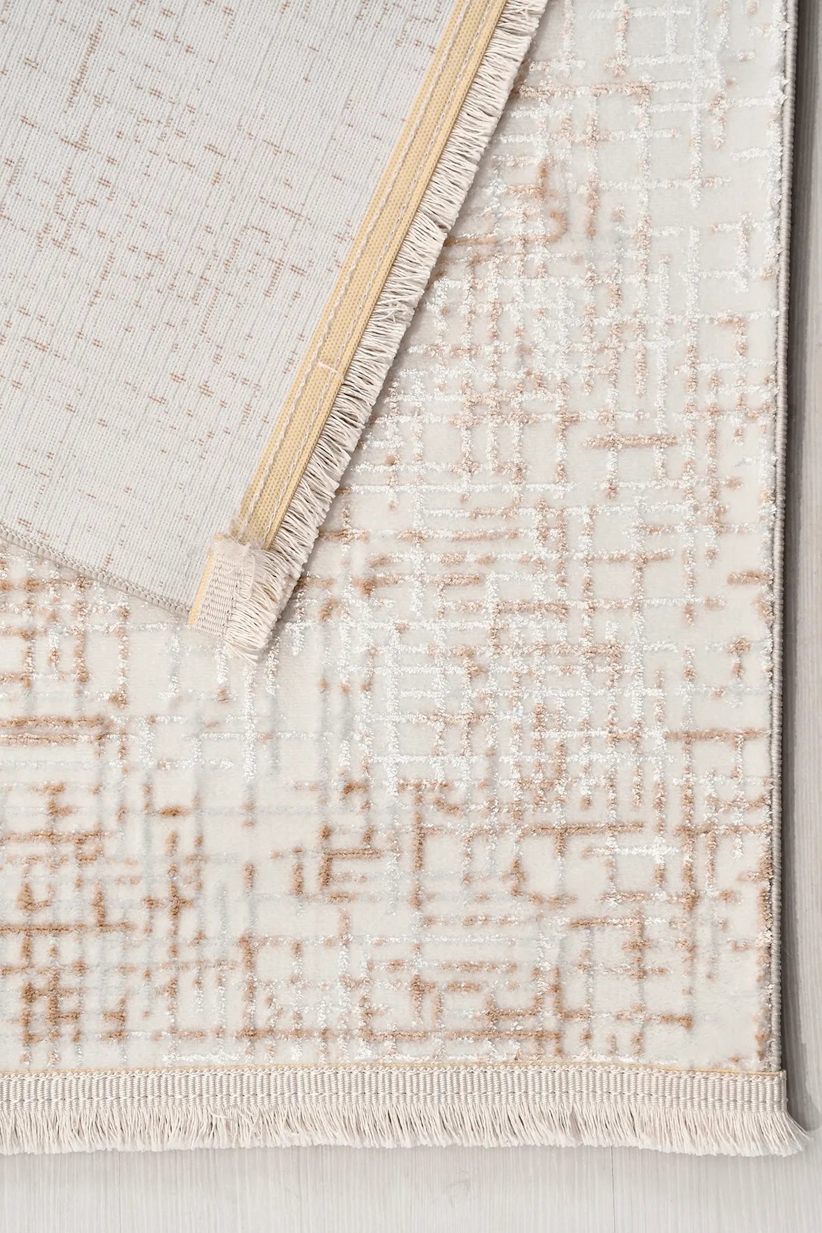 Zelvo Beyaz Bej Geometrik Desenli Modern Polyester Akrilik Halı – mekânda kullanım