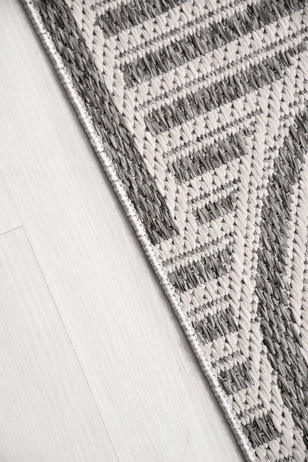 Tanvo Açık Gri Beyaz Geometrik Desenli Polyester Halı – genel görünüm