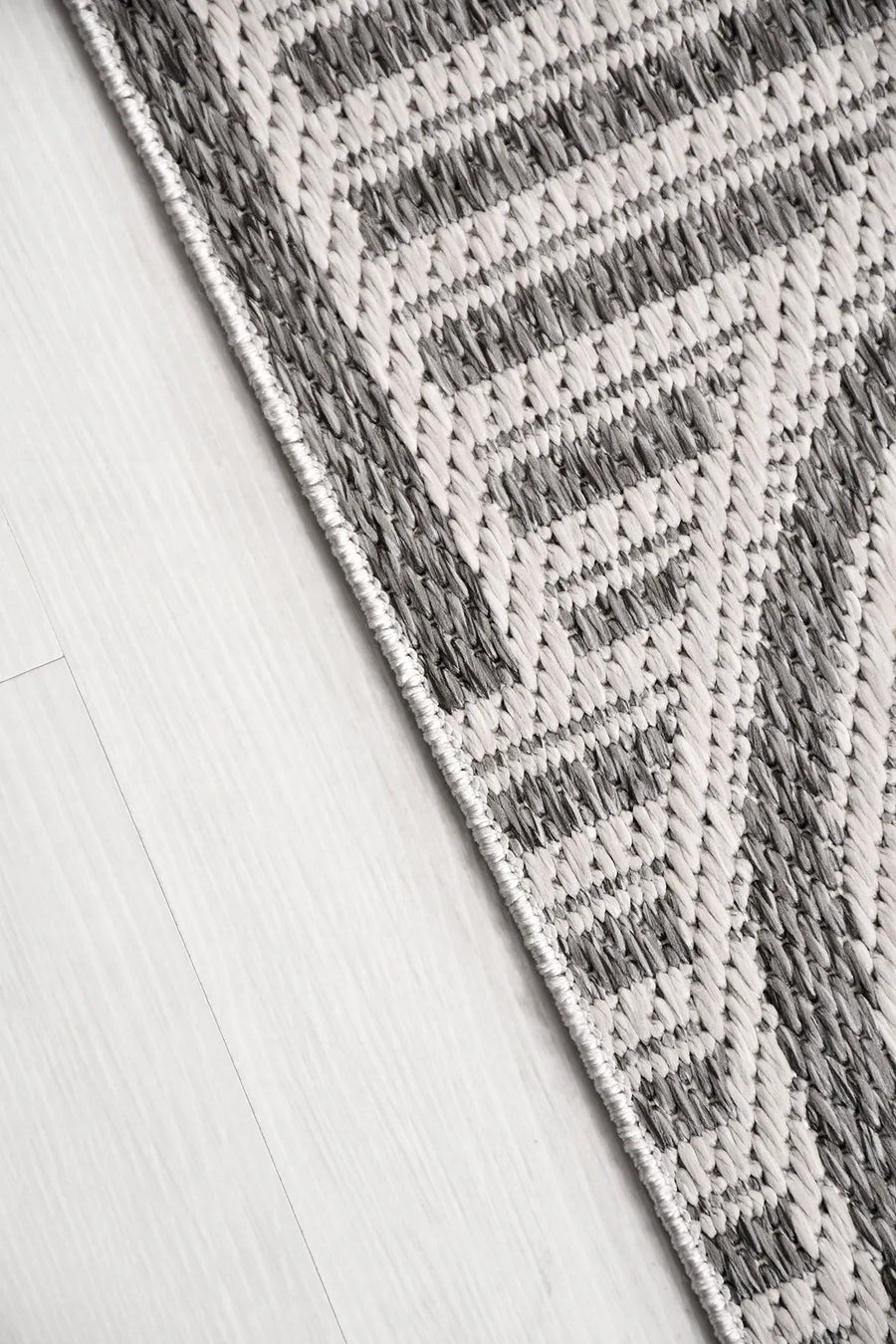 Tanvo Açık Gri Beyaz Geometrik Desenli Polyester Halı – genel görünüm