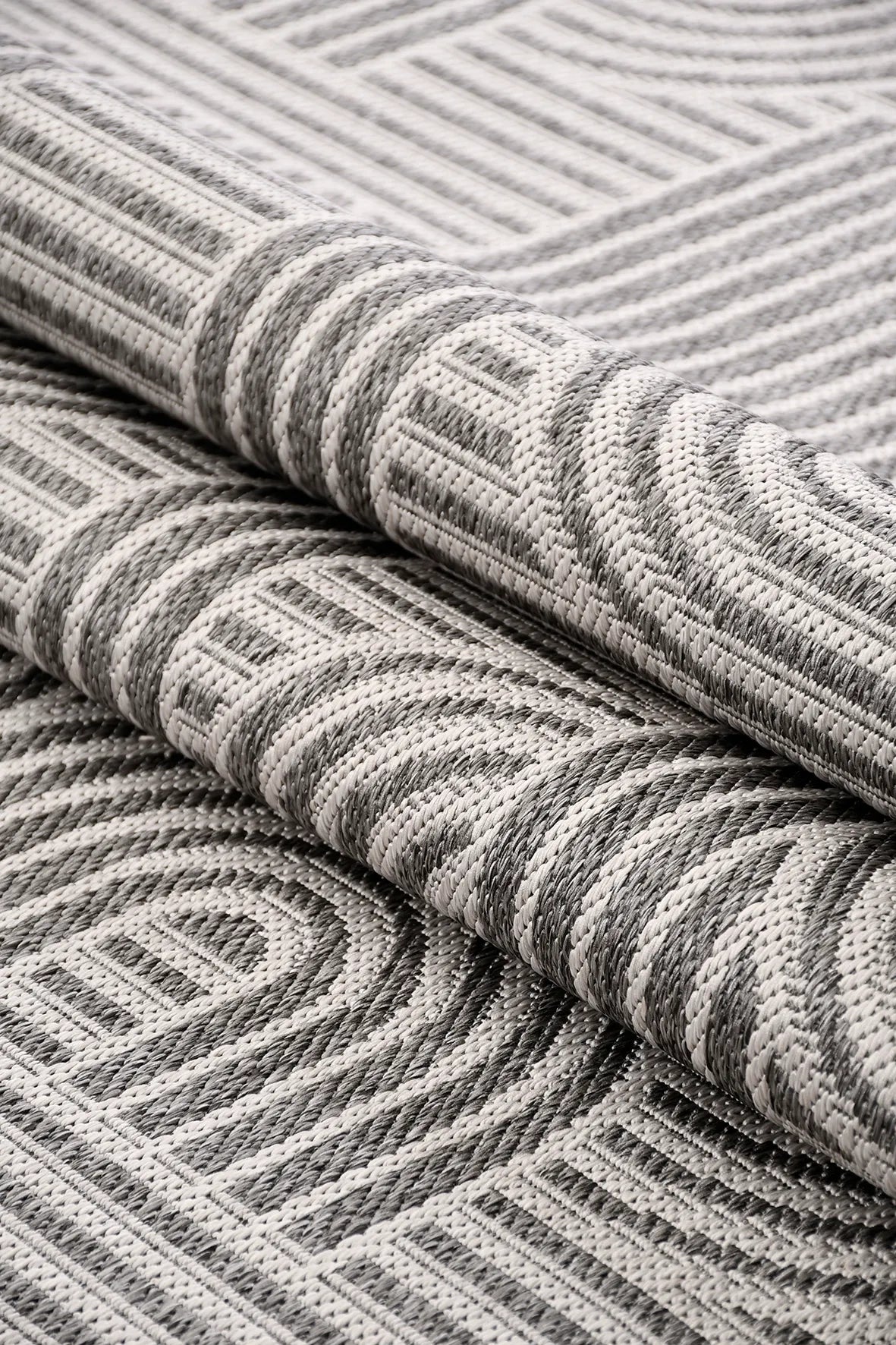 Tanvo Açık Gri Beyaz Geometrik Desenli Polyester Halı – doku yakın çekim