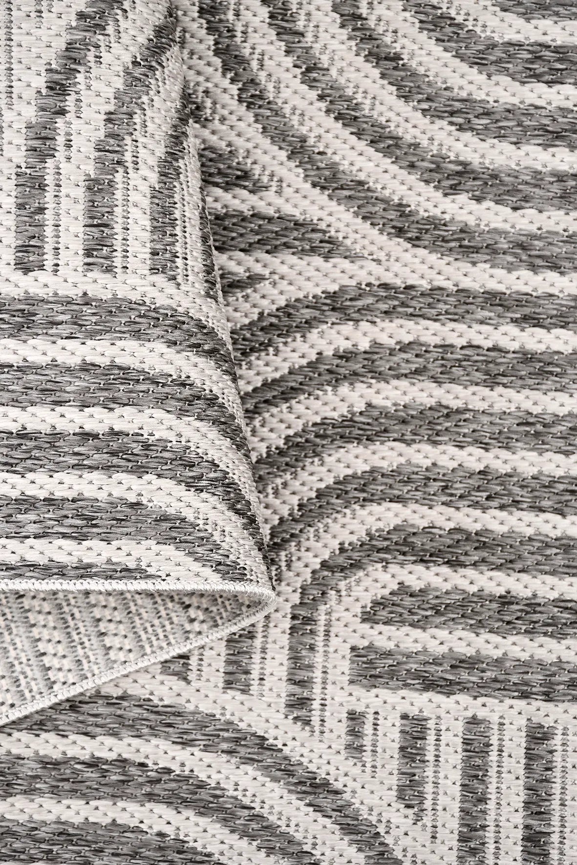 Tanvo Açık Gri Beyaz Geometrik Desenli Polyester Halı – detay görünümü