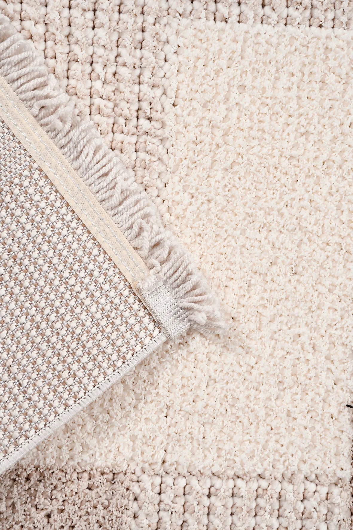 Noraso Krem Bej Geometrik Desenli Modern Polyester Halı – kenar detayı