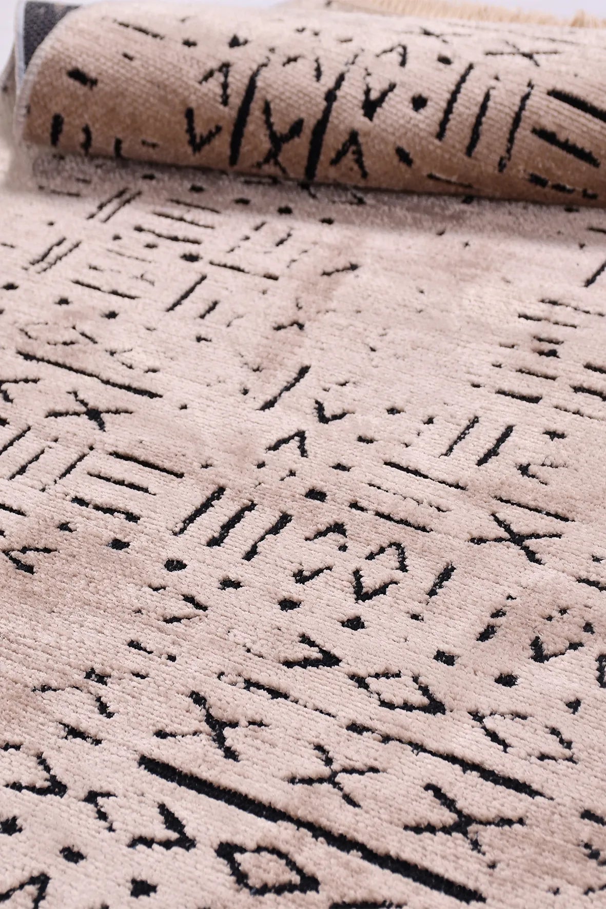 Kelaro Pembe Siyah Geometrik Desenli Makine Halısı – mekânda kullanım