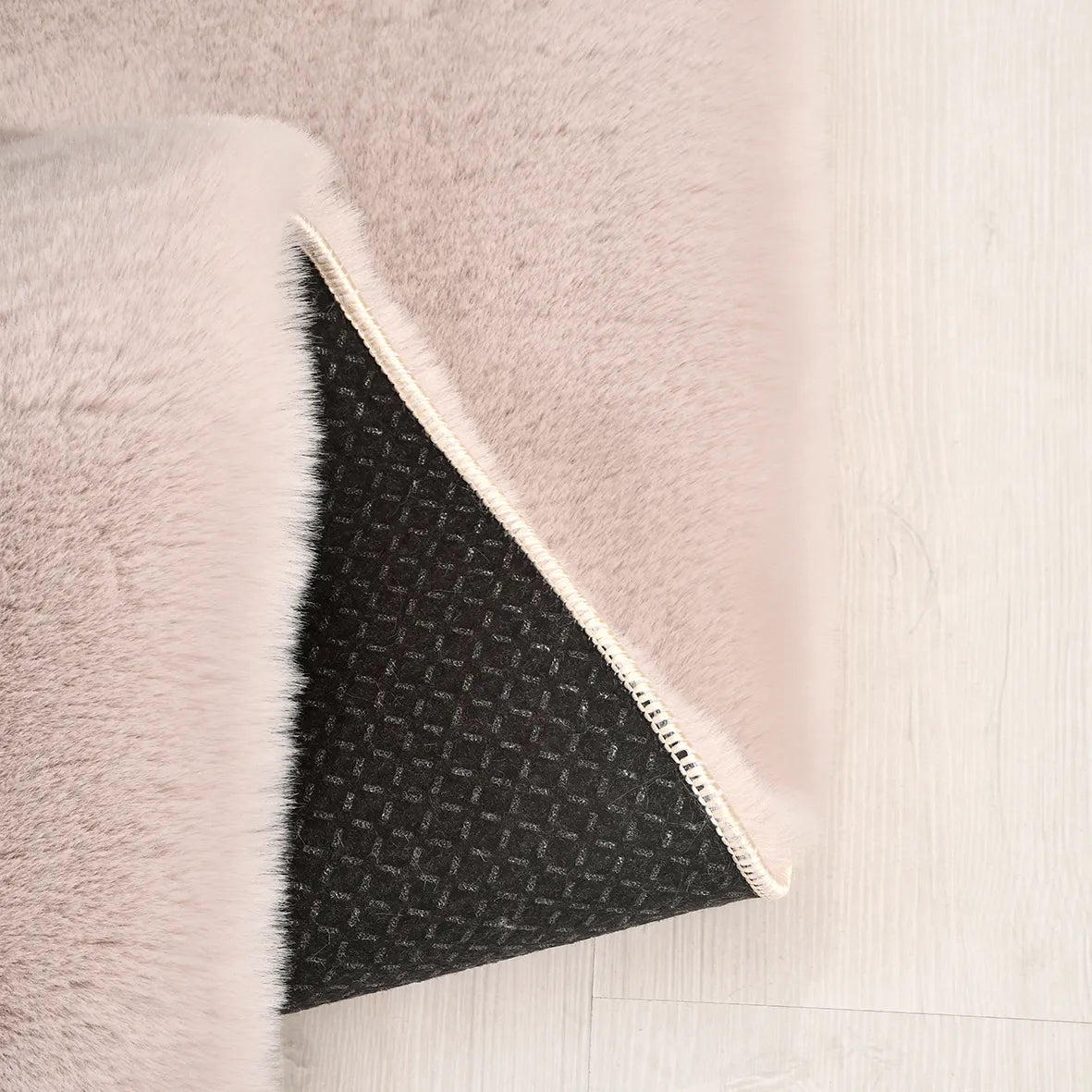 Tesevi Pembe Düz Peluş Modern Salon Halısı