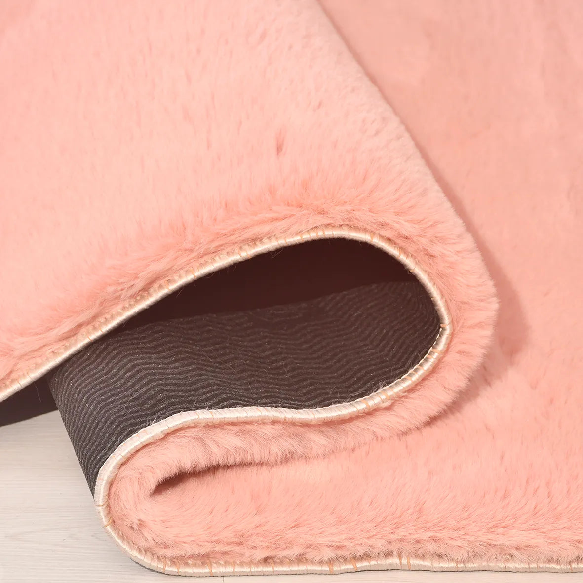 Tesevi Pembe Düz Renk Modern Kaymaz Tabanlı Makine Halısı – doku yakın çekim