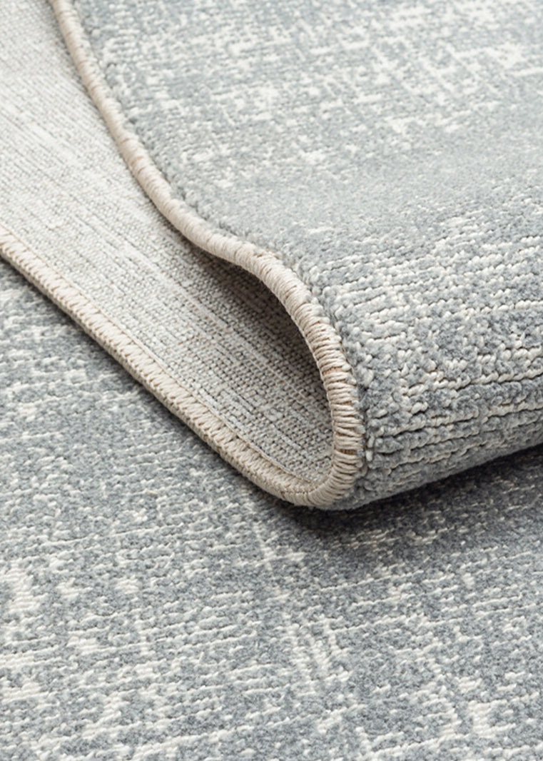 Komra Gri Beyaz Soyut Modern Polyester Makine Halısı – mekânda kullanım