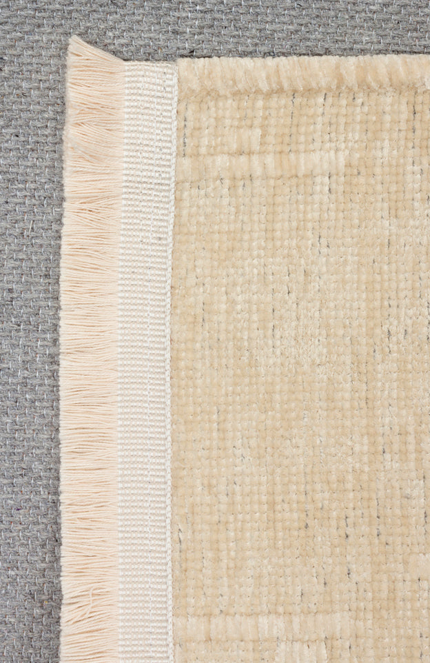 Varni Krem Zeminli İnce Kare İzli Sade Modern Kilim – kenar detayı