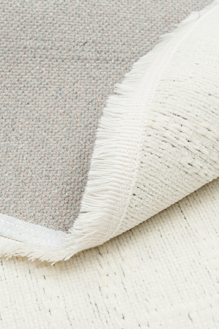 Varni Beyaz Düz Renk Saçaklı Modern Yuvarlak Kilim – detay görünümü
