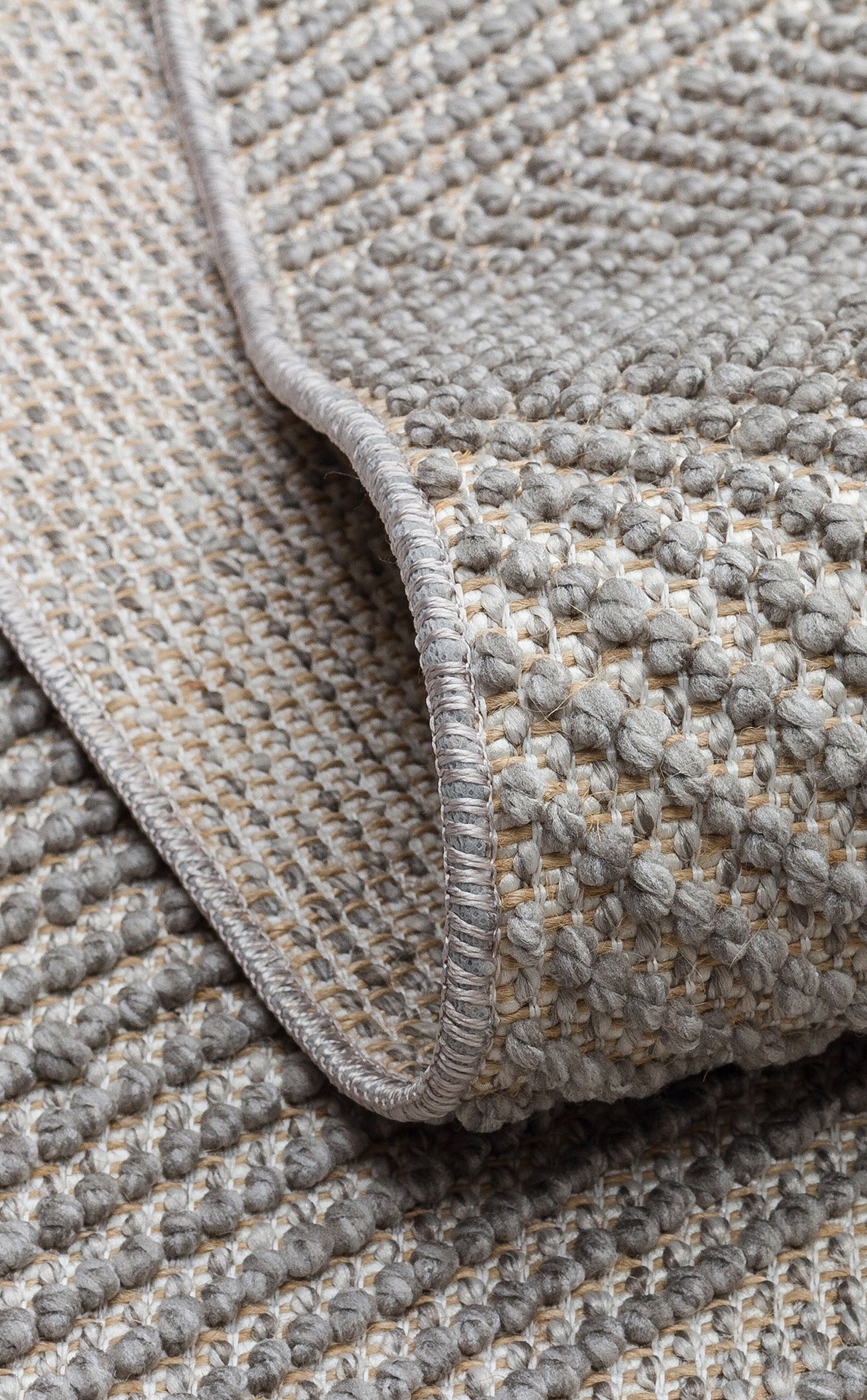 Aleva Gri İnce Çizgi Geometrik Desenli Polyester Halı – kenar detayı