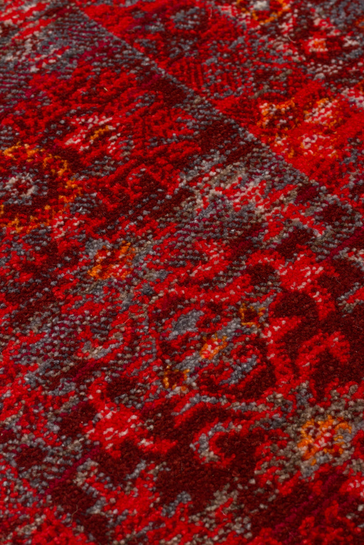 Ruvio Kırmızı Gri Geometrik Desenli Klasik Polyester Halı – mekânda kullanım