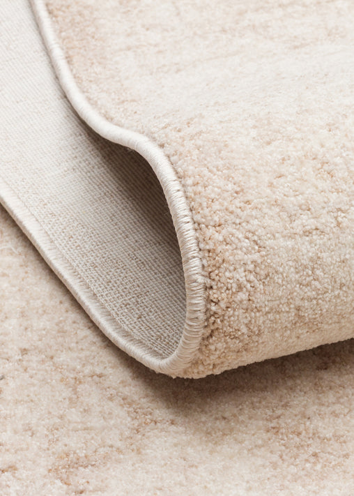 Kiramo Krem Bej Klasik Madalyon Desenli Polyester Halı – kenar detayı