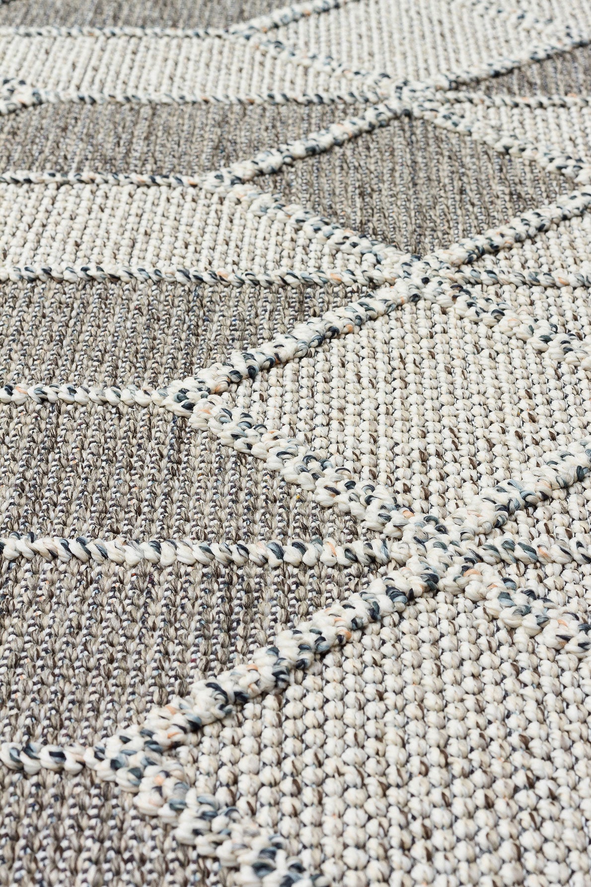 Rivra Gri Beyaz Geometrik Desenli Modern Makine Halısı – kenar detayı