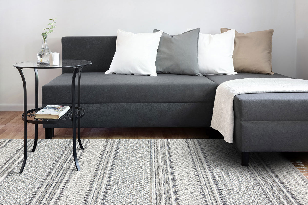 Rivra Gri Beyaz Geometrik Desenli Modern Kilim – mekânda kullanım