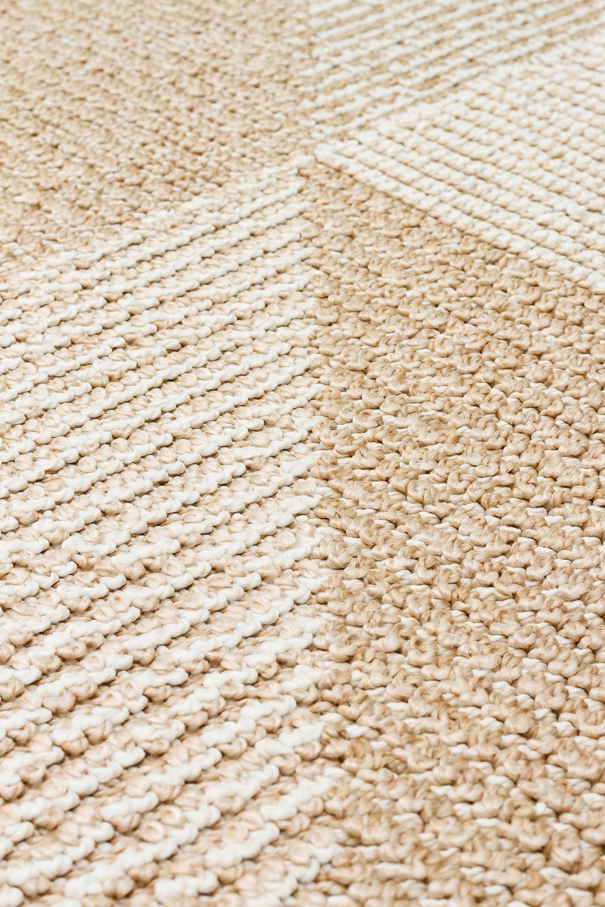 Rivra Bej Krem Geometrik Modern Polipropilen Halı – mekânda kullanım