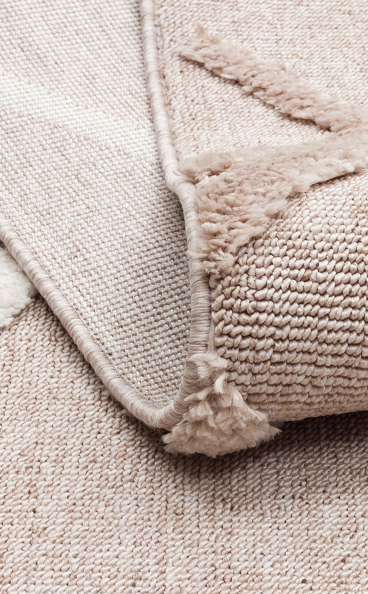 Rimvi Bej Kırmızı Modern Geometrik Polyester Halı – kenar detayı