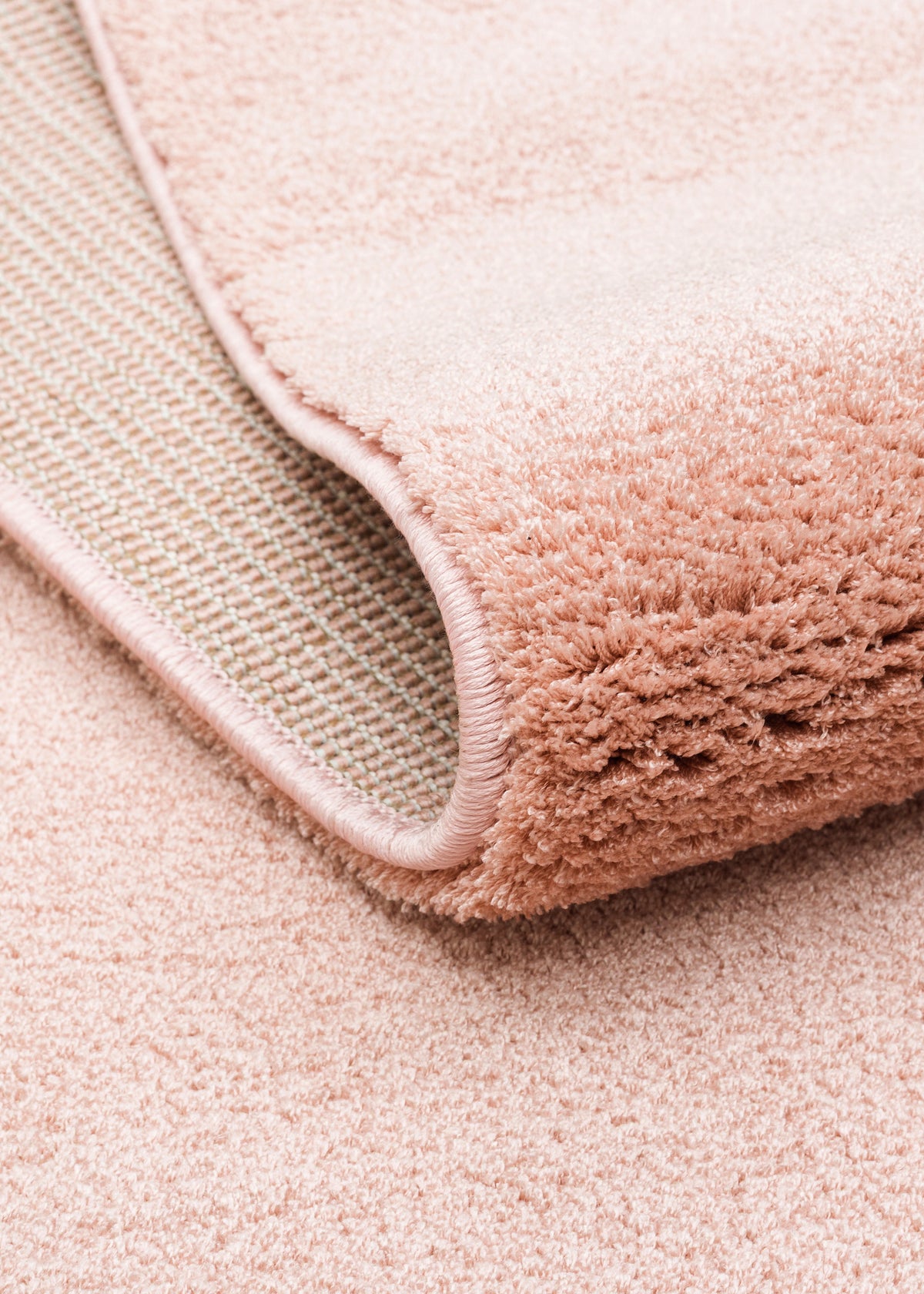 Daelo Pembe Düz Renk Modern Dokulu Makine Halısı – kenar detayı