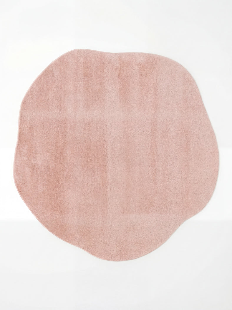 Tappeto moderno in peluche Daelo rosa cipria dalla forma amorfa