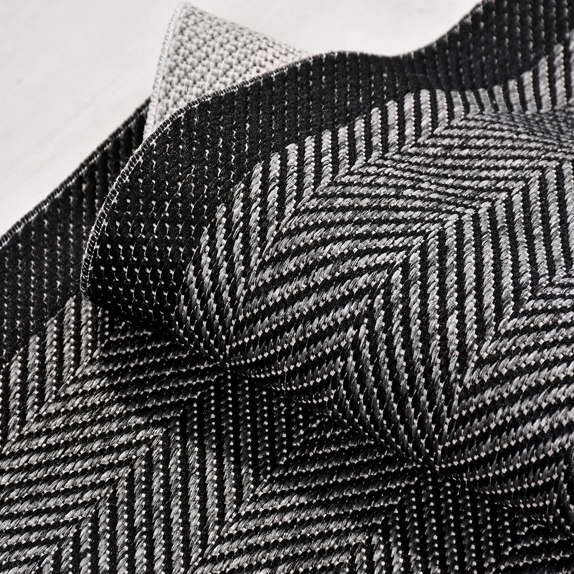Kaelo Siyah Gri Geometrik Modern Sisal Halı – doku yakın çekim