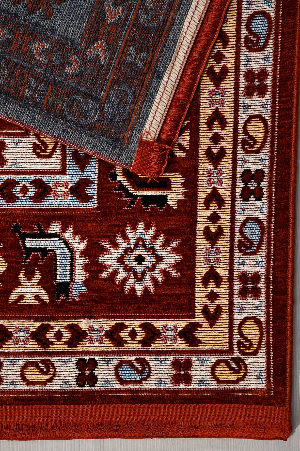 Siven Kırmızı Beyaz Geometrik Desenli Klasik Halısı – mekânda kullanım