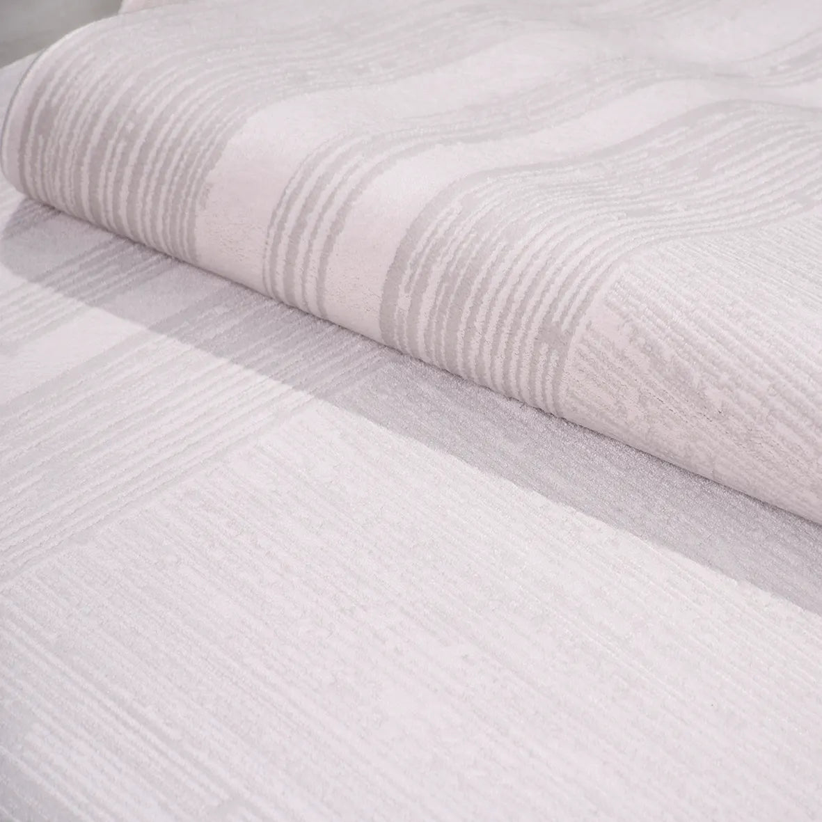 Luvora Açık Gri Beyaz Modern Geometrik Akrilik Halı – detay görünümü