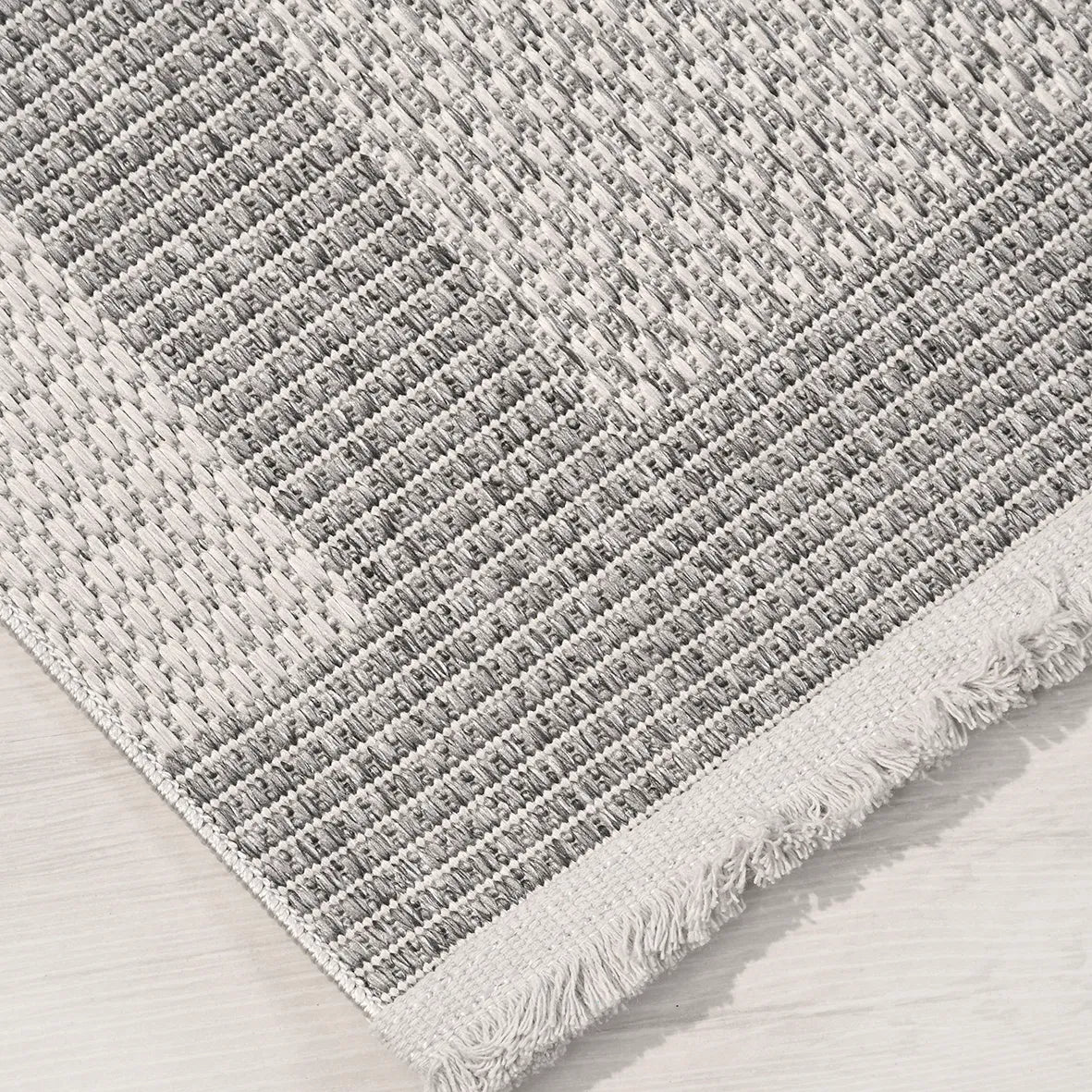 Savro Gri Beyaz Geometrik Desenli Modern Makine Halısı – mekânda kullanım