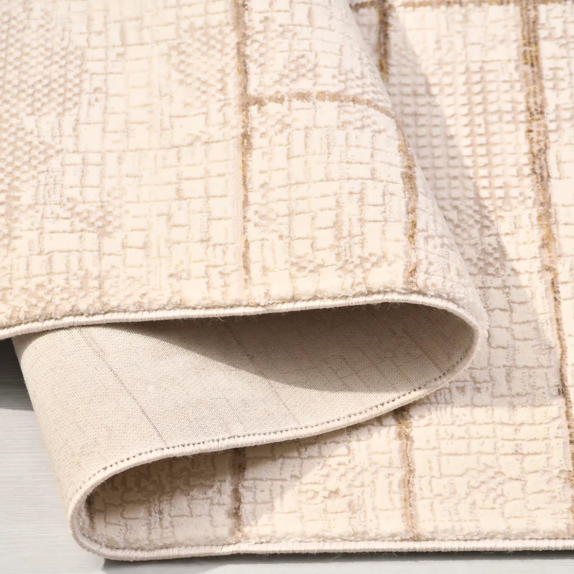 Maseli Krem Geometrik Desenli Modern Makine Halısı – genel görünüm