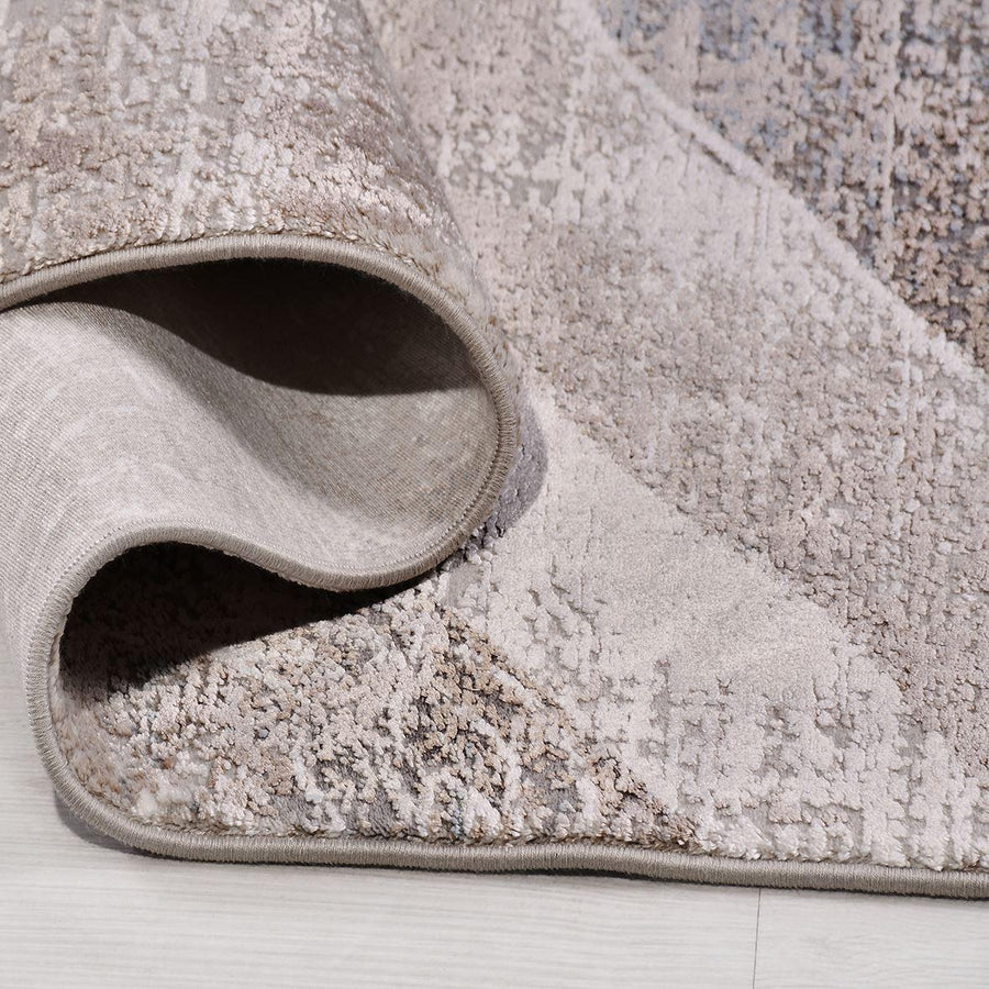 Moderner Teppich in Anthrazitgrau & Beige mit abstraktem Muster – im Wohnzimmer