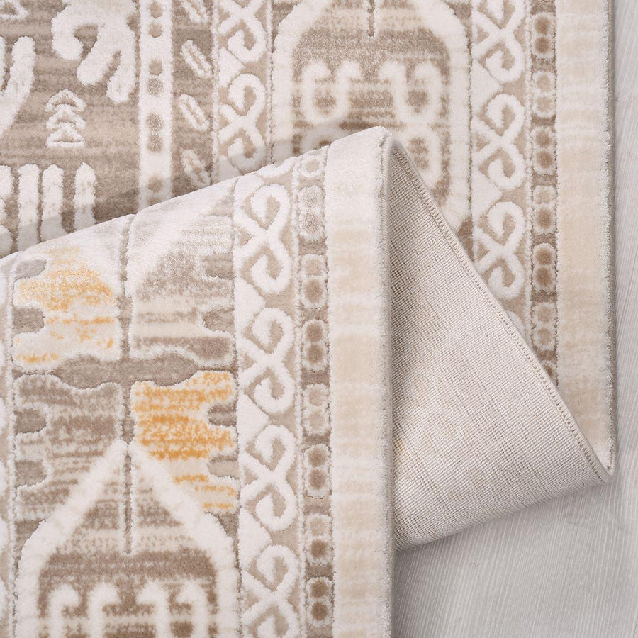 Brauner Teppich mit geometrischem Muster in Creme – im Wohnzimmer