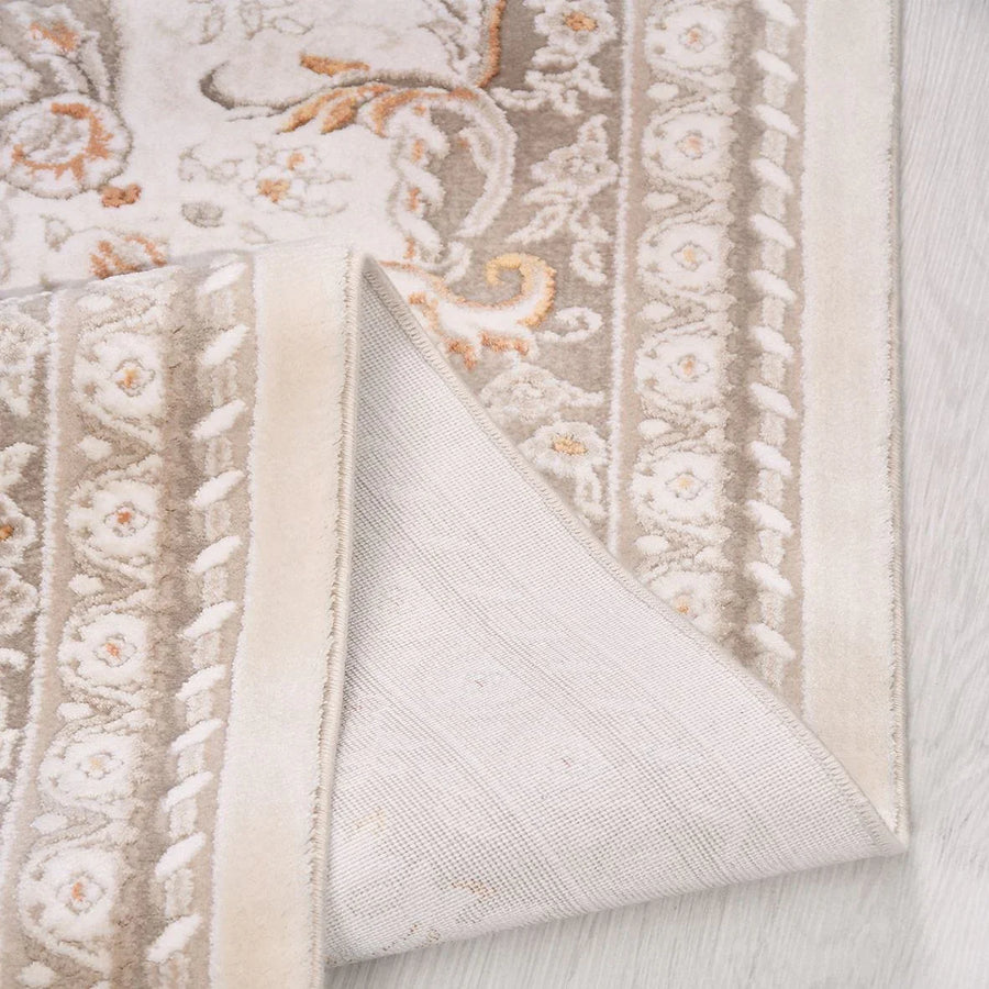 Klassischer Orientteppich in Beige-Braun mit Medaillon – im Wohnzimmer