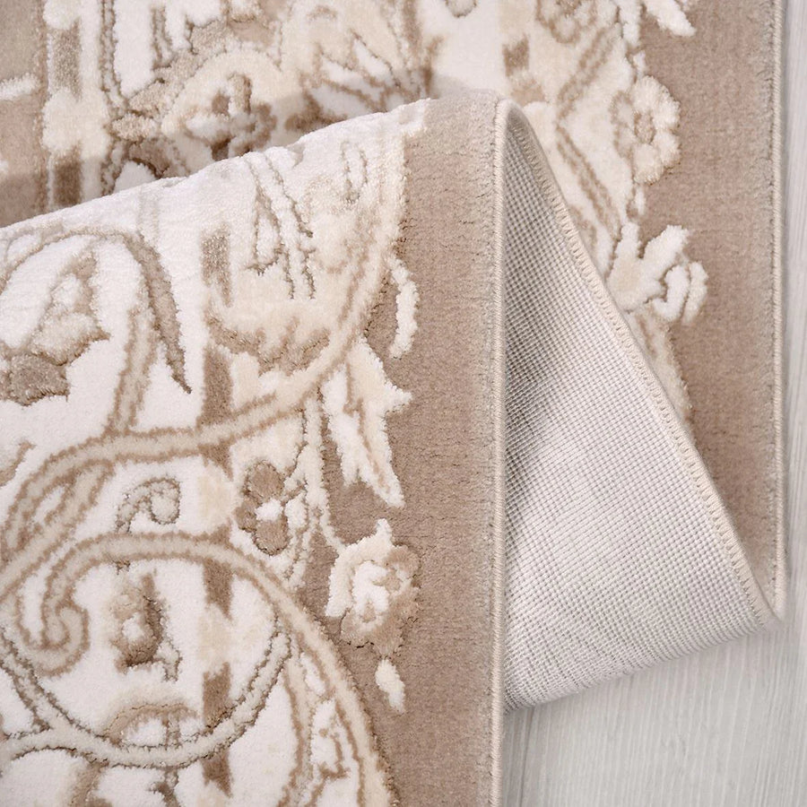 Klassischer Orientteppich in Beige und Creme mit Medaillon – im Wohnzimmer