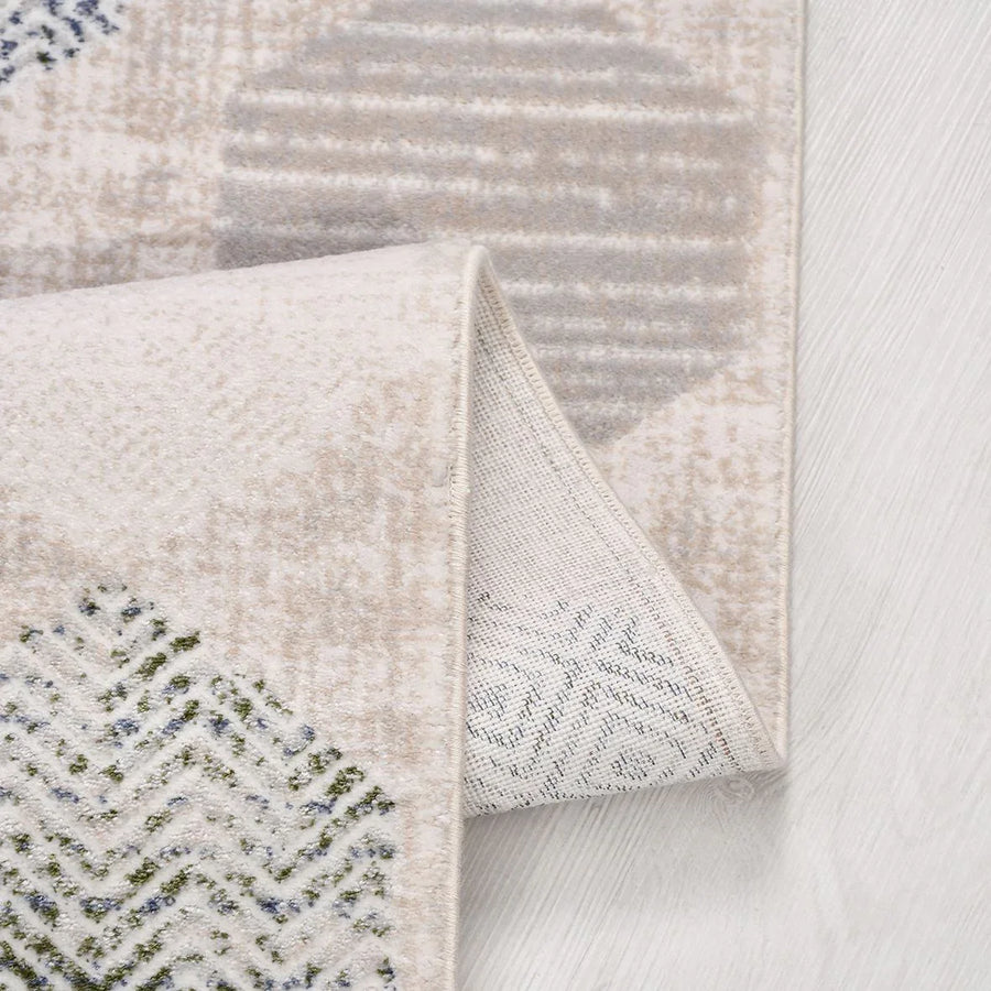 Moderner cremefarbener Teppich mit geometrischem Muster in Grau – im Flur