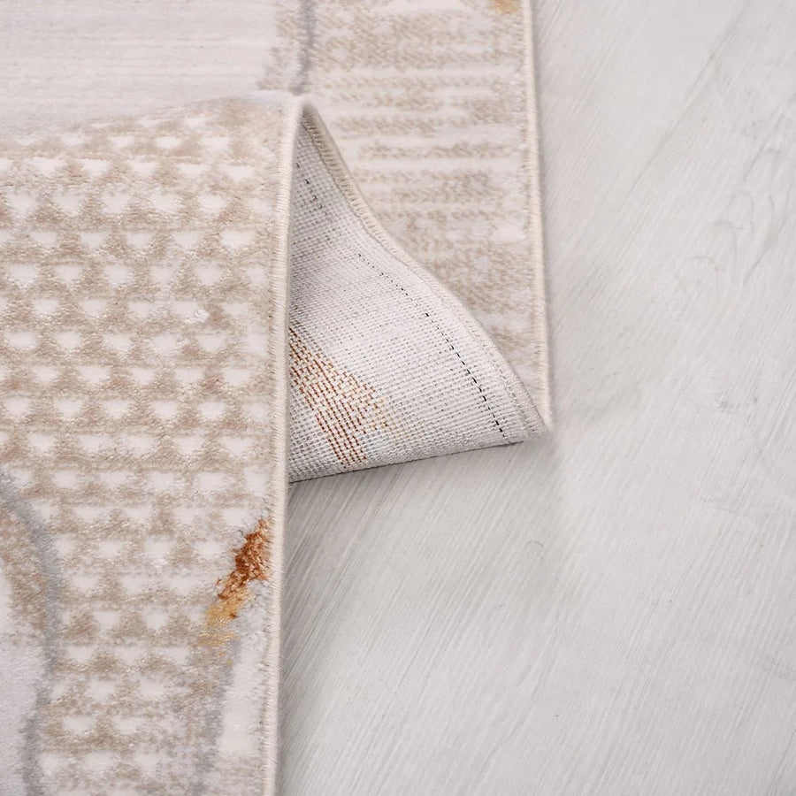 Cremefarbener Teppich Beige mit abstraktem Muster – im Wohnzimmer
