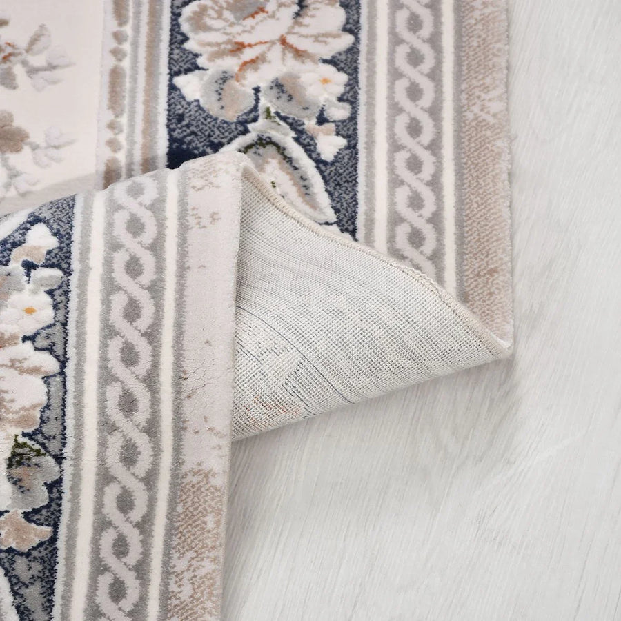 Klassischer Blumenteppich in Creme & Anthrazit-Grau – im Wohnzimmer