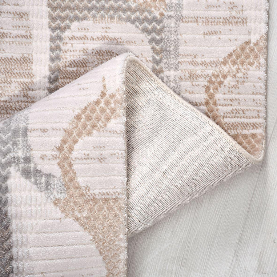 Moderner weißer Teppich, geometrisch und waschbar – im Wohnzimmer