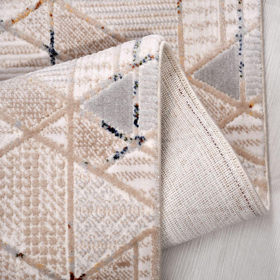 Cremefarbener Teppich mit modernem geometrischem Muster – im Wohnzimmer